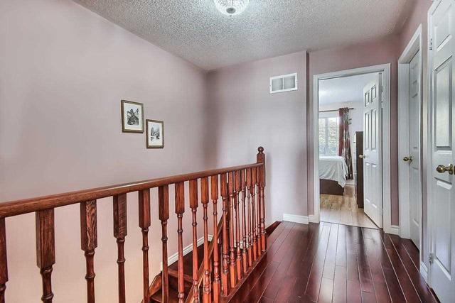 35h View Green Cres, House attached with 3 bedrooms, 4 bathrooms and 4 parking in Toronto ON | Image 16