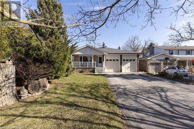 2254 Yates Court, House detached with 6 bedrooms, 4 bathrooms and 8 parking in Oakville ON | Image 2