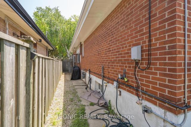 59 Henley Cres, House detached with 3 bedrooms, 2 bathrooms and 5 parking in Toronto ON | Image 25