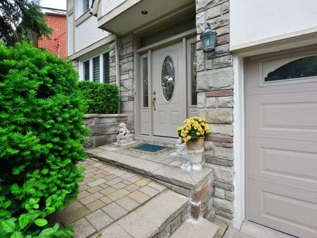 18 Blue Ridge Rd, House detached with 5 bedrooms, 4 bathrooms and 2 parking in Toronto ON | Image 3