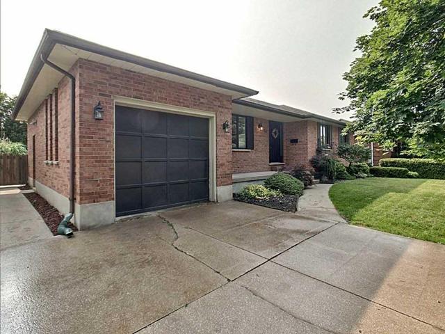 15 Locke Hts, House detached with 3 bedrooms, 2 bathrooms and 4 parking in Strathroy Caradoc ON | Image 2