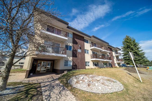 201 - 51 Ridgemont Drive, Condo with 2 bedrooms, 1 bathrooms and null parking in Fernie BC | Image 1