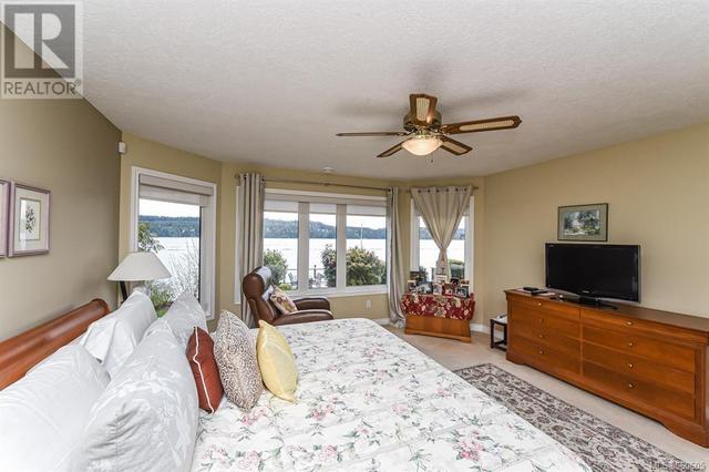 7602 Ships Point Rd, House detached with 3 bedrooms, 3 bathrooms and 6 parking in Comox Valley A BC | Image 43