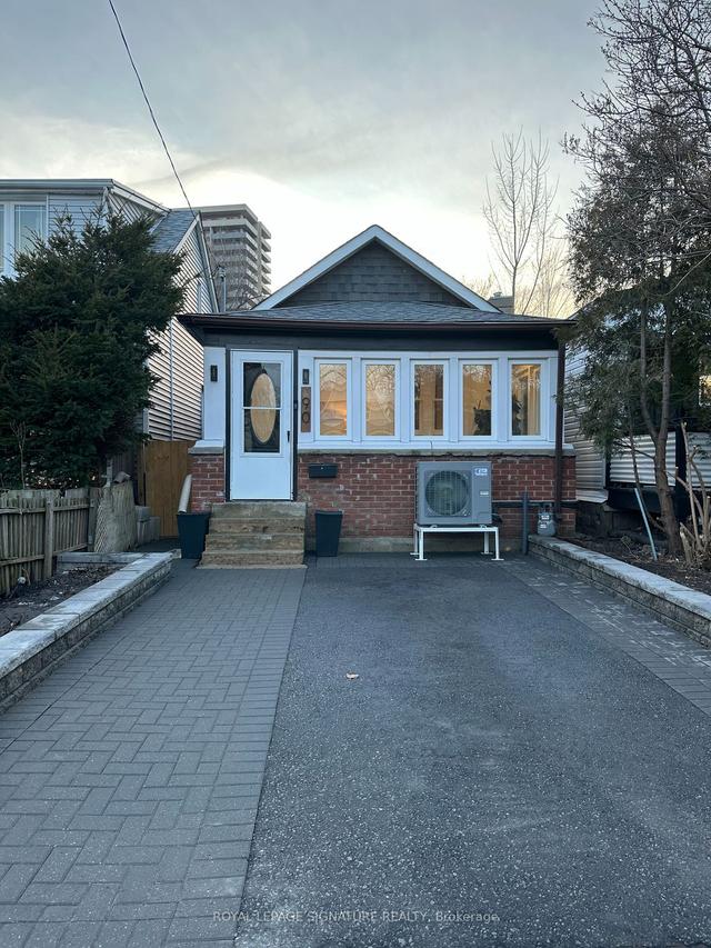 90 Madelaine Ave, House detached with 2 bedrooms, 2 bathrooms and 1 parking in Toronto ON | Image 12