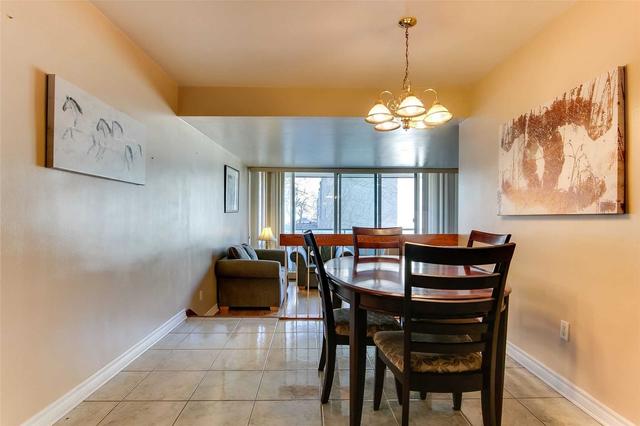 208 - 9 Four Winds Dr, Condo with 3 bedrooms, 2 bathrooms and 1 parking in Toronto ON | Image 3