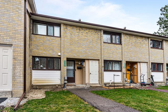 336 Fleetwood Cres, Townhouse with 3 bedrooms, 2 bathrooms and 1 parking in Brampton ON | Image 1