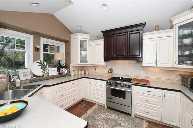 921 Maitland St, House detached with 3 bedrooms, 2 bathrooms and 4 parking in London ON | Image 3