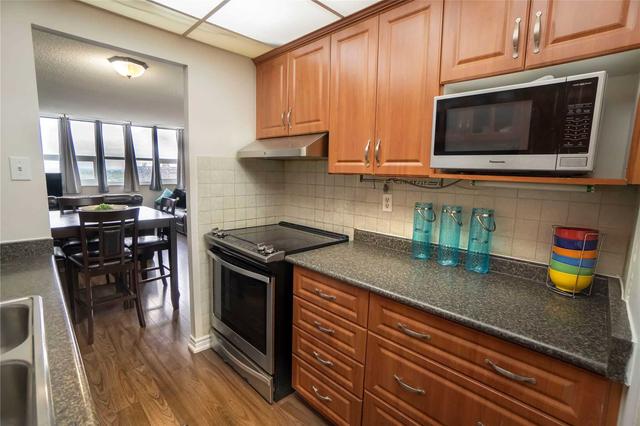 1202 - 4 Lisa St, Condo with 2 bedrooms, 1 bathrooms and 1 parking in Brampton ON | Image 6