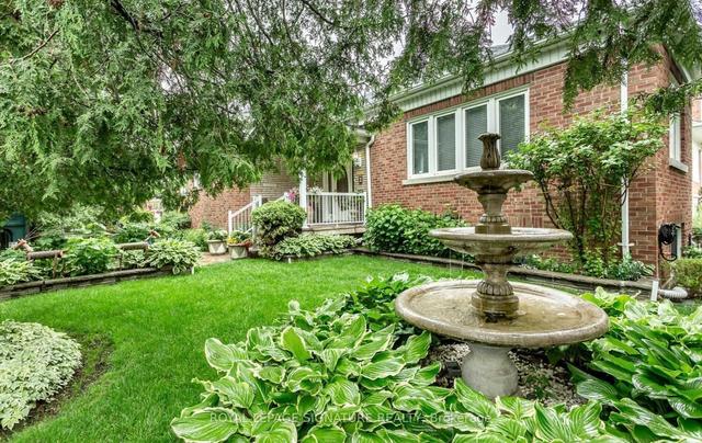 2 Hillcrest Dr, House detached with 3 bedrooms, 2 bathrooms and 2 parking in Toronto ON | Image 1