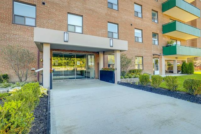 1004 - 49 Queen St E, Condo with 3 bedrooms, 2 bathrooms and 1 parking in Mississauga ON | Image 1