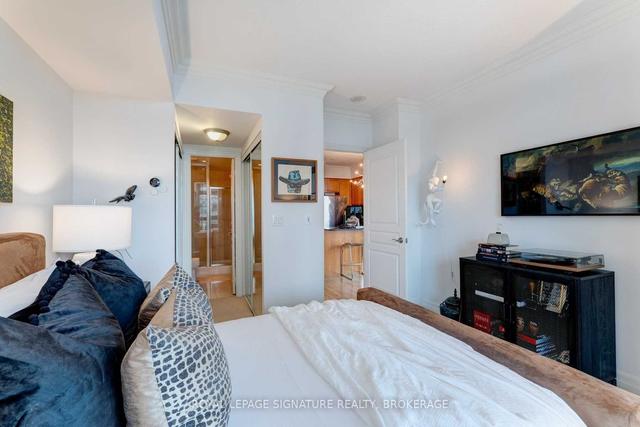 1002 - 8 Scollard St, Condo with 2 bedrooms, 2 bathrooms and 1 parking in Toronto ON | Image 7