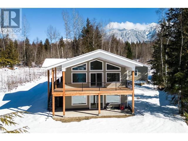 441 Galena Shores Road, House detached with 5 bedrooms, 3 bathrooms and 2 parking in Columbia Shuswap B BC | Image 33