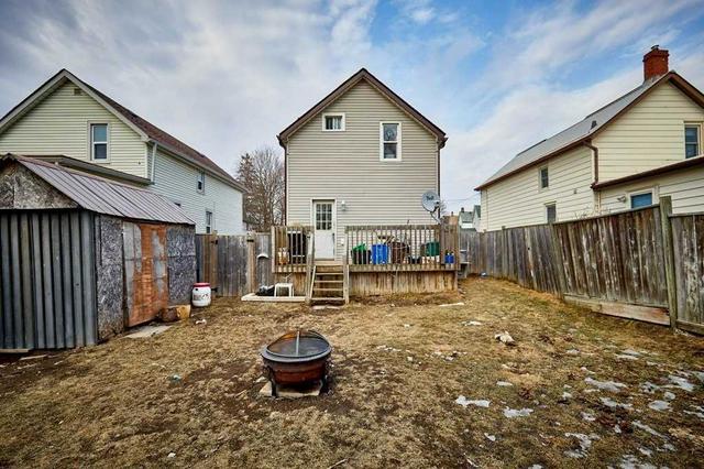 890 Robson St, House detached with 3 bedrooms, 1 bathrooms and 3 parking in Oshawa ON | Image 2