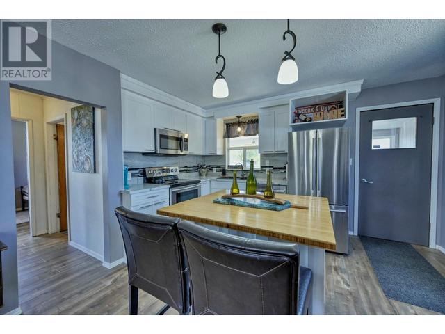 6008 Cottonwood Drive, House detached with 2 bedrooms, 1 bathrooms and 1 parking in Osoyoos BC | Image 3
