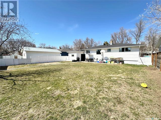 412 Mcgillivray Drive, House detached with 4 bedrooms, 2 bathrooms and null parking in Weyburn SK | Image 24