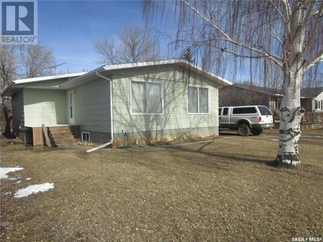 226 Westview Drive, House detached with 4 bedrooms, 2 bathrooms and null parking in Coronach SK | Image 1