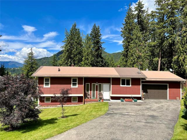 2646 Centennial Drive, House detached with 3 bedrooms, 2 bathrooms and null parking in Columbia Shuswap C BC | Card Image