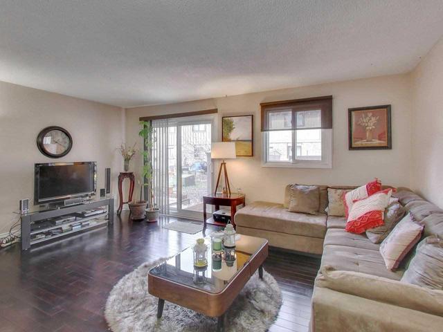 54 - 105 Hansen Rd N, Townhouse with 3 bedrooms, 2 bathrooms and 1 parking in Brampton ON | Image 3