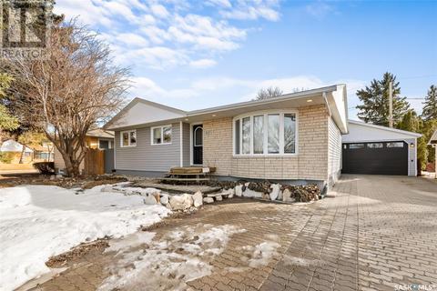 815 Elizabeth Street, House detached with 4 bedrooms, 2 bathrooms and null parking in Moose Jaw SK | Card Image