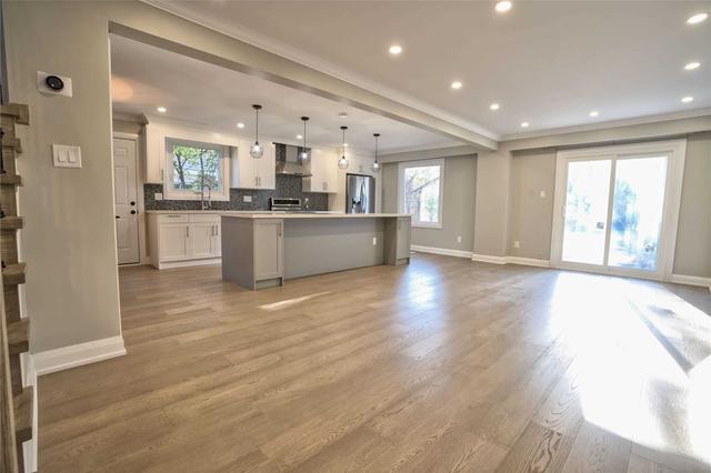 1492 Lancaster Dr, House attached with 3 bedrooms, 4 bathrooms and 4 parking in Oakville ON | Image 12