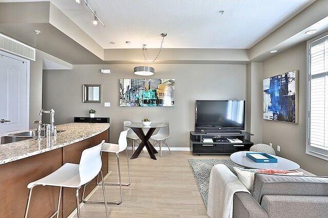 Th5 - 68 Carr St, Townhouse with 2 bedrooms, 2 bathrooms and 1 parking in Toronto ON | Image 3