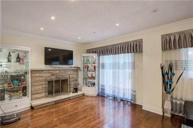 8 Marion Cres, House attached with 3 bedrooms, 3 bathrooms and 4 parking in Markham ON | Image 5