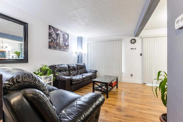 77 Fleetwood Cres, Townhouse with 3 bedrooms, 2 bathrooms and 1 parking in Brampton ON | Image 4