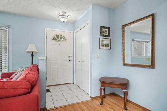 144 Riverglen Park Se, Home with 2 bedrooms, 1 bathrooms and 1 parking in Calgary AB | Image 3