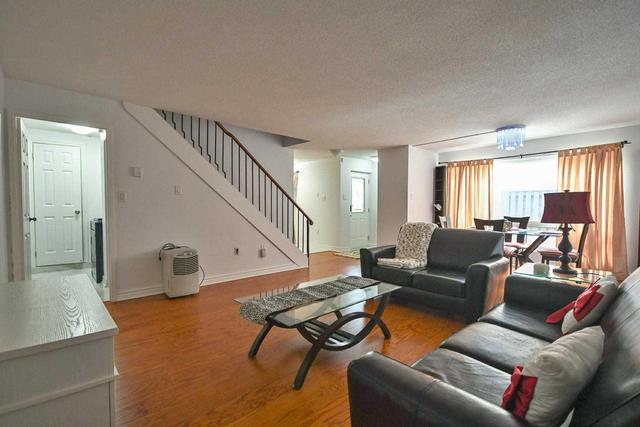 87 - 140 Ling Rd, Townhouse with 3 bedrooms, 2 bathrooms and 1 parking in Toronto ON | Image 5