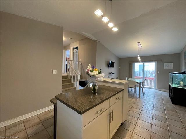 8239 Harvest Crescent, House detached with 6 bedrooms, 2 bathrooms and 3 parking in Niagara Falls ON | Image 14