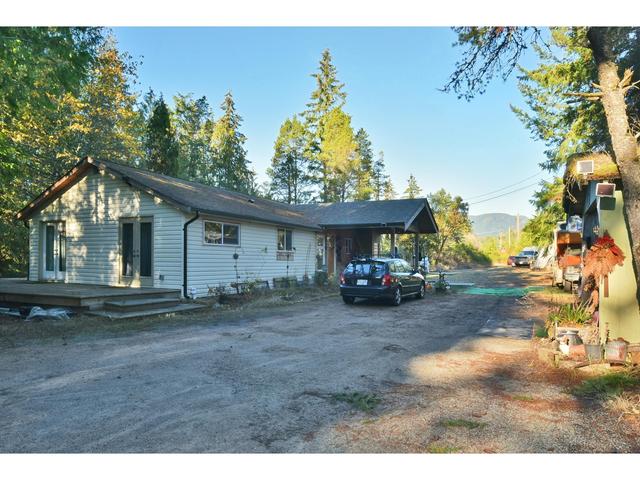 5456 Dusty Road, House detached with 3 bedrooms, 2 bathrooms and 10 parking in Sechelt BC | Card Image