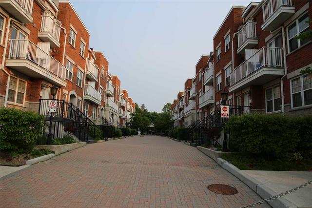 101 - 37 Four Winds Dr, Townhouse with 3 bedrooms, 2 bathrooms and 1 parking in Toronto ON | Image 2