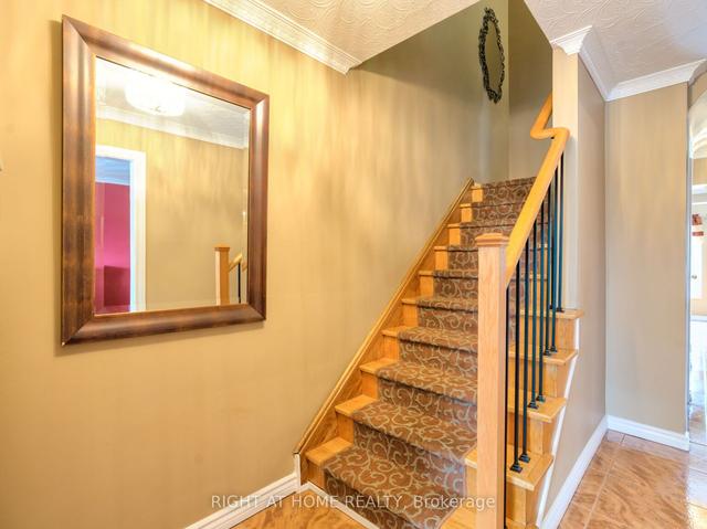39 Rogers Rd, House detached with 3 bedrooms, 3 bathrooms and 3 parking in Toronto ON | Image 17