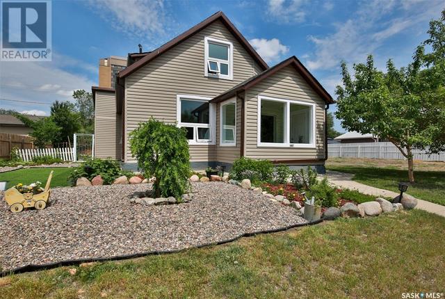 224 River Street E, House detached with 4 bedrooms, 3 bathrooms and null parking in Moose Jaw SK | Image 2