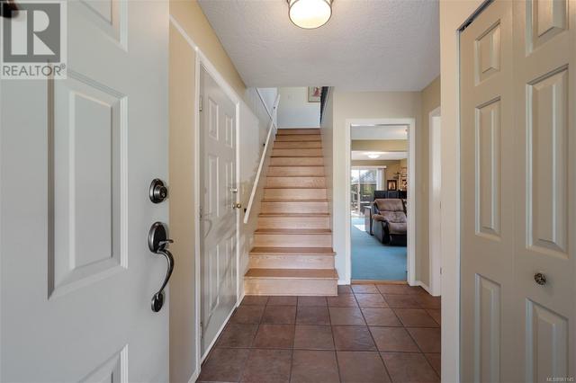 1292 Layritz Pl, House detached with 4 bedrooms, 4 bathrooms and 2 parking in Saanich BC | Image 5