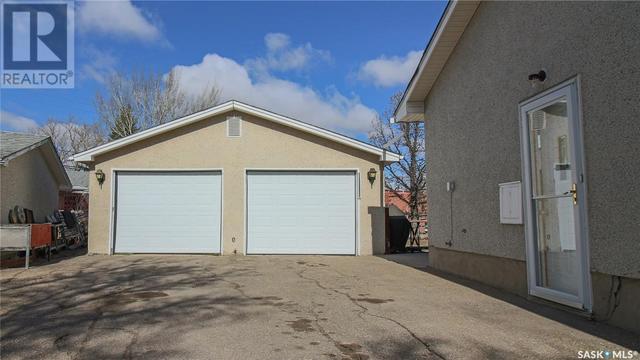 2924 3rd Avenue N, House detached with 3 bedrooms, 2 bathrooms and null parking in Regina SK | Image 39