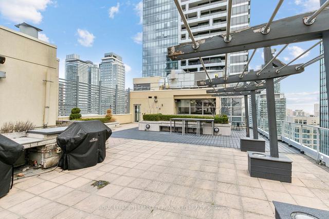 1607 - 11 St Joseph St, Condo with 2 bedrooms, 2 bathrooms and 1 parking in Toronto ON | Image 16
