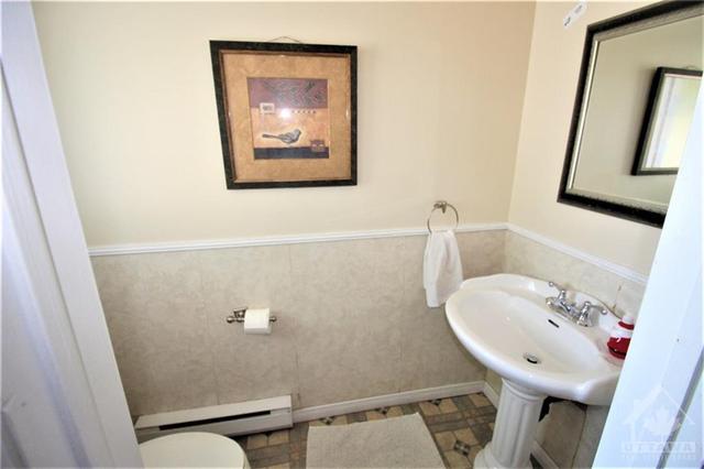 e - 36 Woodvale Green, Townhouse with 3 bedrooms, 2 bathrooms and 1 parking in Ottawa ON | Image 4