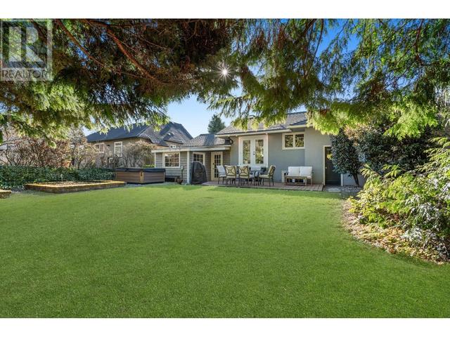3380 Edgemont Boulevard, House detached with 4 bedrooms, 2 bathrooms and 3 parking in North Vancouver BC | Image 25