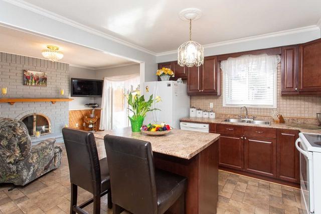 6 Renfield Cres, House detached with 3 bedrooms, 3 bathrooms and 3 parking in Whitby ON | Image 2