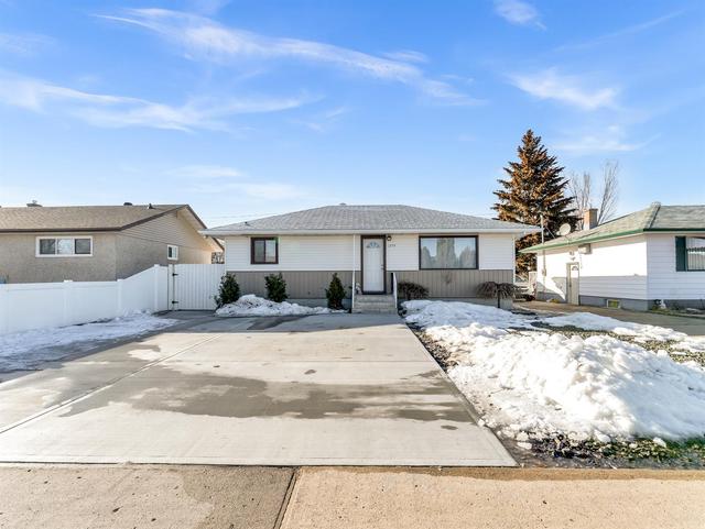 1250 Mckenzie Crescent Nw, House detached with 3 bedrooms, 2 bathrooms and 3 parking in Medicine Hat AB | Image 1