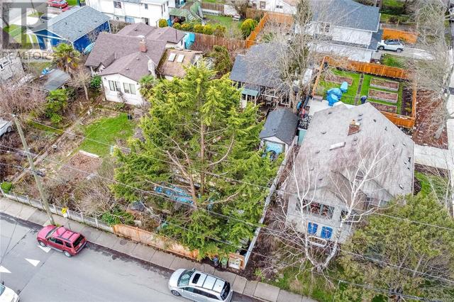 2832 Shakespeare St, House detached with 2 bedrooms, 2 bathrooms and 2 parking in Victoria BC | Image 22