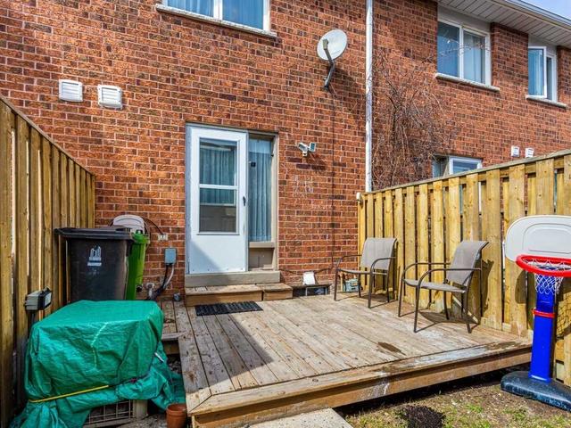 7 Hedge End Rd, Townhouse with 3 bedrooms, 2 bathrooms and 2 parking in Toronto ON | Image 16