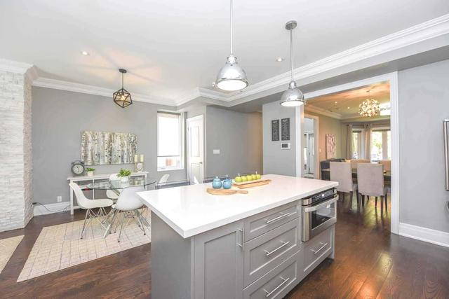 21 Brentwood Rd S, House detached with 3 bedrooms, 4 bathrooms and 3 parking in Toronto ON | Image 3