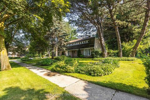 2 Chieftain Cres, Toronto, ON, M2L2H4 | Card Image