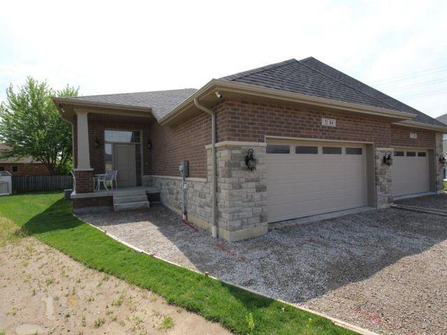 54 Hazel Cres, House semidetached with 2 bedrooms, 4 bathrooms and 4 parking in Kingsville ON | Image 1