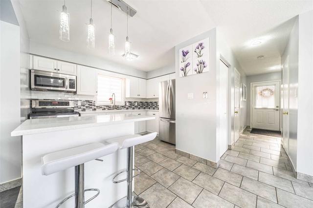 50 Cashel Cres, House detached with 3 bedrooms, 3 bathrooms and 5 parking in Brantford ON | Image 2