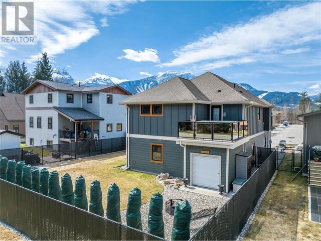 1938 Aspen Crescent, House detached with 4 bedrooms, 3 bathrooms and 6 parking in Revelstoke BC | Image 4