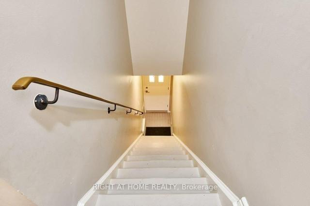 2 - 220 Kenilworth Ave, House detached with 3 bedrooms, 2 bathrooms and 1 parking in Toronto ON | Image 3