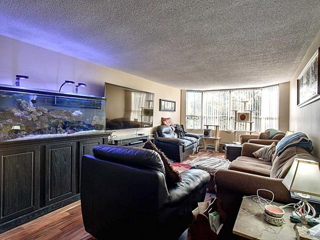 915 - 55 Green Valley Dr, Condo with 2 bedrooms, 2 bathrooms and 1 parking in Kitchener ON | Image 2
